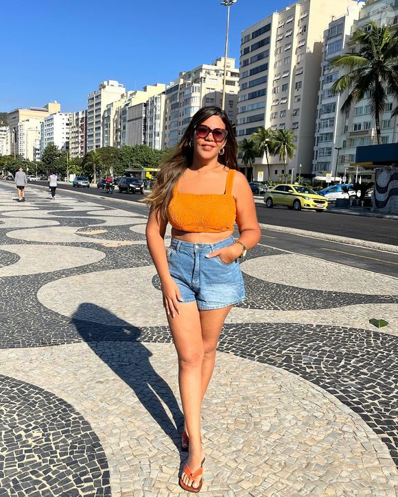 Com roupas mais curtas e shorts, Mani Reggo destacou sua mudança e nova fase da vida