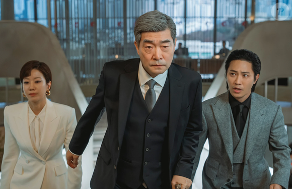 Em 'Renascendo como Novato', Kang Yong-ho é presidente de um conglomerado que vê sua vida mudar após um acidente com um jovem