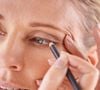 O delineado invertido, também conhecido como reverse eyeliner, é uma técnica de maquiagem que ajuda a rejuvenescer o olhar e criar um efeito lifting, segundo especialistas