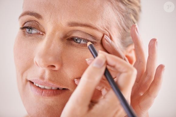 O delineado invertido, também conhecido como reverse eyeliner, é uma técnica de maquiagem que ajuda a rejuvenescer o olhar e criar um efeito lifting, segundo especialistas