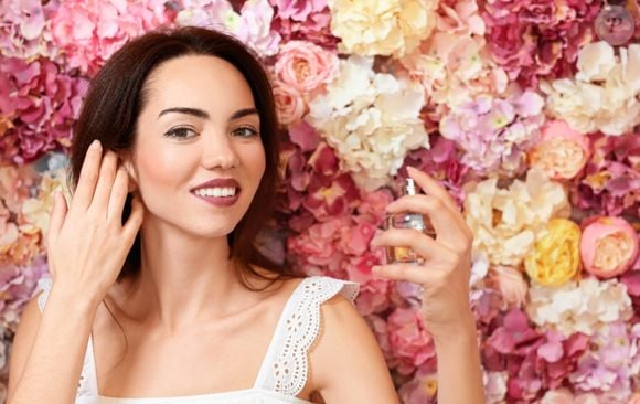 Embora historicamente mais presente em perfumes masculinos, o alecrim tem se mostrado uma excelente escolha também para as mulheres, especialmente durante a transição do inverno para as estações mais quentes do ano.