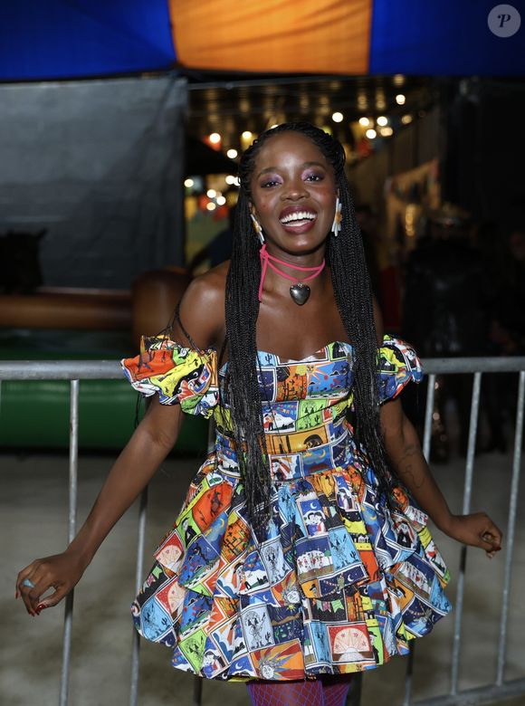 Clara Moneke aceitou conectar a sala de estar com a sala de jantar e a varanda