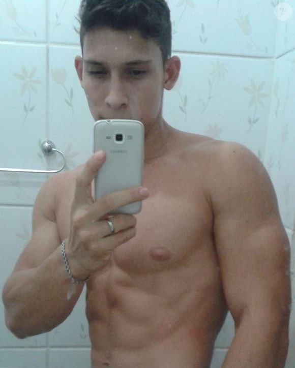 Ramon Dino já ostentava um peitoral definido com bíceps fortes durante a adolescência