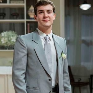 Novela 'Garota do Momento': Edu (Caio Manhente) também se casa em um traje elegante, cinza-claro.