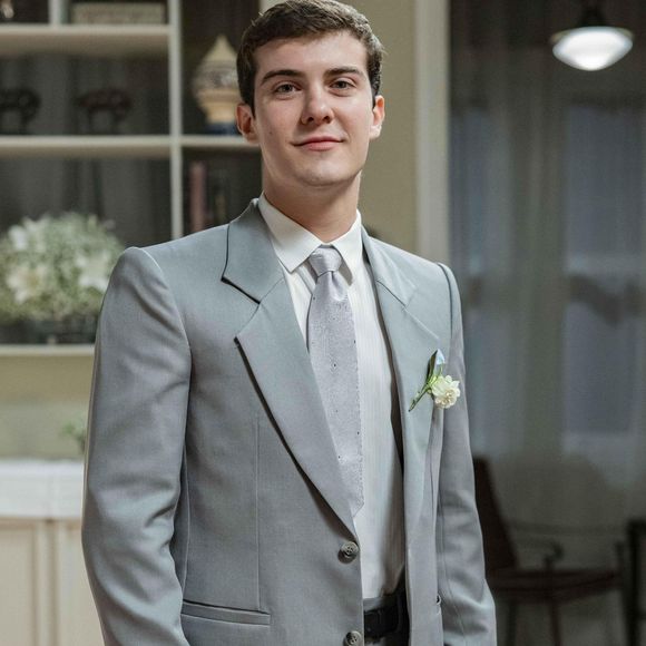 Novela 'Garota do Momento': Edu (Caio Manhente) também se casa em um traje elegante, cinza-claro.
