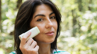 Carnaval sem pele irritada ou vermelha! Conheça a marca de protetor solar que vai ser sua nova BFF na folia