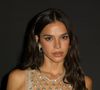 Bruna Marquezine exibiu pele luminosa, olhar marcante e lábios sofisticados, a combinação perfeita para resistir a horas de festa sem perder a elegância.
