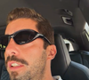 "Tô indo pra reunião dos pais. Olha com quem eu peguei uma carona hoje", disse Pedro Scooby no vídeo
