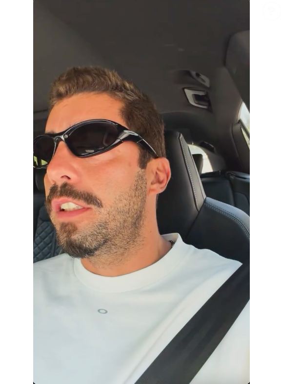"Tô indo pra reunião dos pais. Olha com quem eu peguei uma carona hoje", disse Pedro Scooby no vídeo
