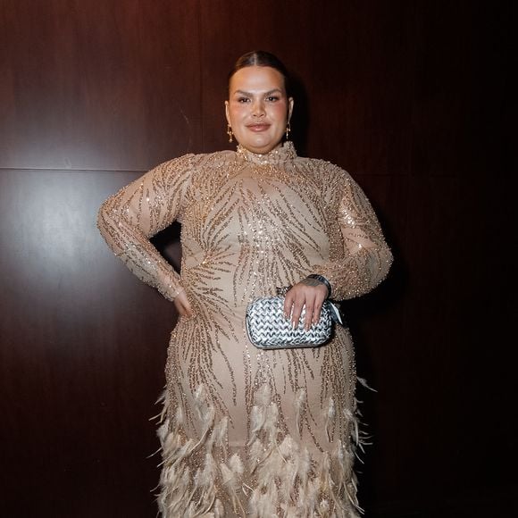 Baile do BB: Thais Carla aposta em vestido de gola alta e aplicação de paetês e plumas