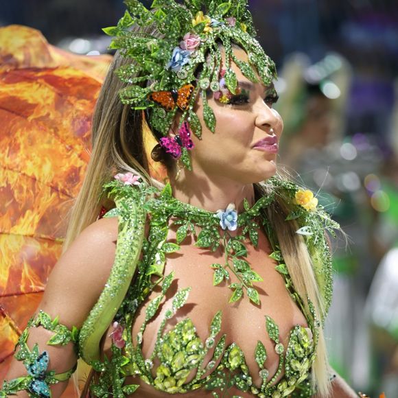 Bumbum durinho e virilha à mostra: Fabíola de Andrade desfilou pela Mocidade Independente no último ensaio técnico para o carnaval 2025