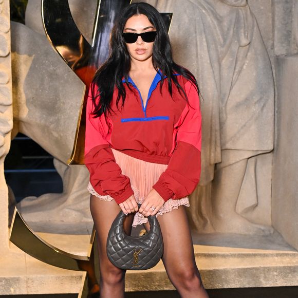 Charli XCX prestigia desfile Saint Laurent na Semana de Moda de Paris, na França, nesta segunda-feira, 29 de setembro de 2025