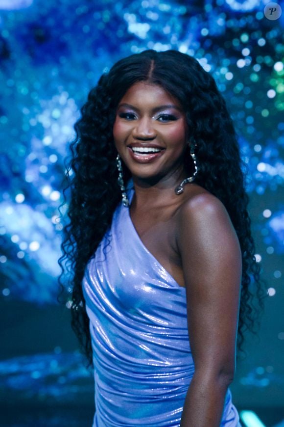 Kenya Sade: sobrenome da apresentadora da Globo é inspirado no da cantora nigeriana Sade Adu