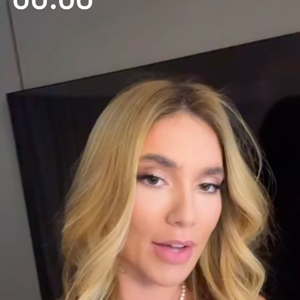 Já em suas rede sociais, Virgínia mostrou ter ido dormir de madrugada após cair no samba