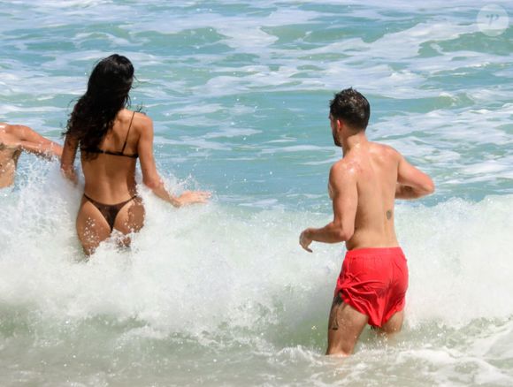 Bruna Marquezine, de biquíni fio-dental, destacou o bumbum em tarde na praia com João Guilherme em meio a rumores de reconciliação