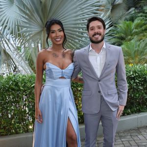 Pocah escolheu vestido azul acetinado com decote em formato de laço para casamento de Lexa e Ricardo Vianna