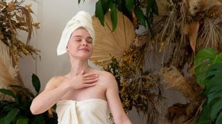 Já não jogo fora os frascos de Nescafé. É assim que os transformo em elegantes saboneteiras para o meu banheiro