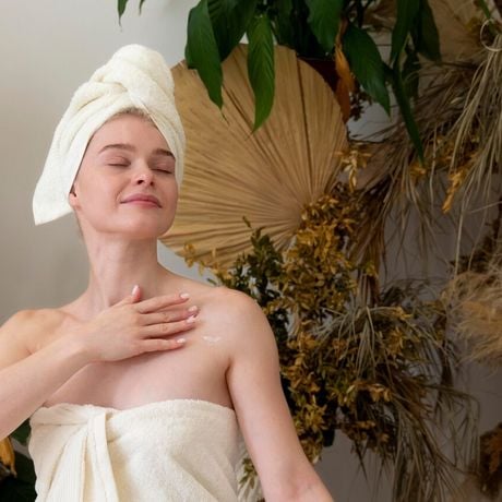 Já não jogo fora os frascos de Nescafé. É assim que os transformo em elegantes saboneteiras para o meu banheiro