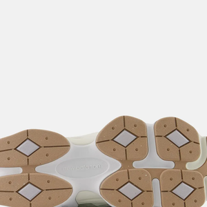 O solado volumoso, característico do modelo, garante conforto máximo e estabilidade, enquanto a paleta terrosa deixa o tênis fácil de combinar e muito mais versátil do que versões coloridas. É aquele tipo de sneaker que une informação de moda e praticidade, sem esforço.