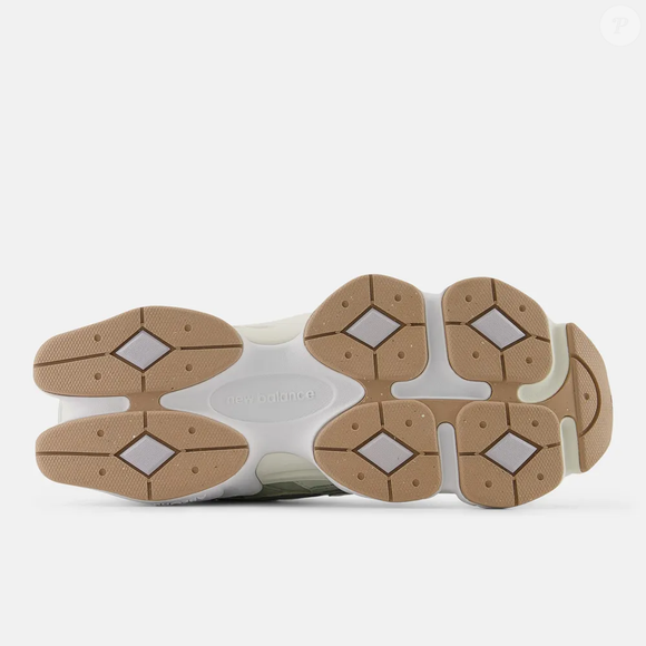 O solado volumoso, característico do modelo, garante conforto máximo e estabilidade, enquanto a paleta terrosa deixa o tênis fácil de combinar e muito mais versátil do que versões coloridas. É aquele tipo de sneaker que une informação de moda e praticidade, sem esforço.