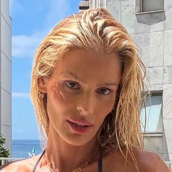 Yasmin Brunet nua: modelo tira a roupa em fotos sensuais e mostra inspiração em deusa