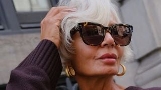 Adeus horas no salão: expert em cabelos brancos, hair stylist explica como funciona gloss para grisalhos, tendência em alta para mulheres 40+