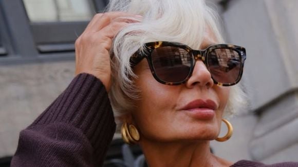 Adeus horas no salão: expert em cabelos brancos, hair stylist explica como funciona gloss para grisalhos, tendência em alta para mulheres 40+