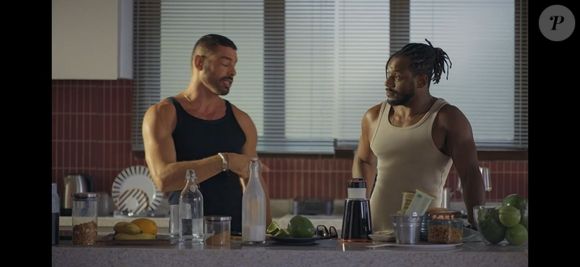 César e Franklin conversam na cozinha quando o instrumental de P.I.M.P. começa a tocar.