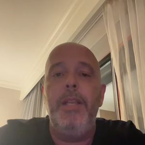 Aos 55 anos, Alex Escobar compartilhou fotos nas redes sociais e fez um desabafo sobre a nova fase após diagnóstico de miastenia e cirurgia