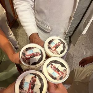 Uma novidade interessante foi a foto de Gabriel Medina e Isabella Arantes em um dos drinks da festa. Muito original!