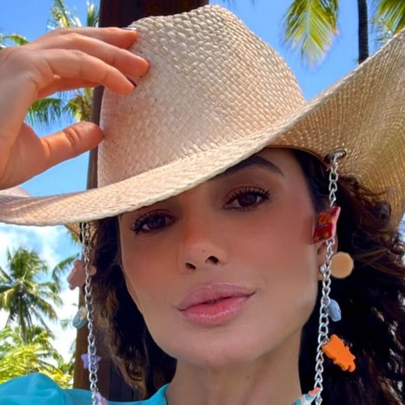 Paula Fernandes está curtindo alguns dias de férias em uma pousada em Alagoas