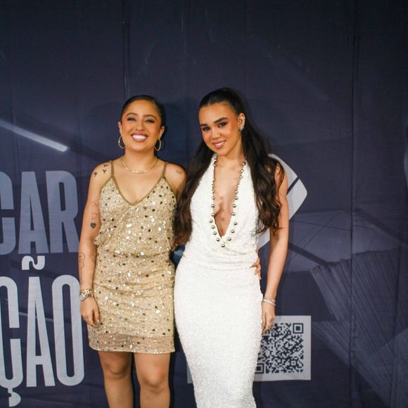 Mari Fernandes usou look dourado e a namorada, Júlia Fernandes, escolheu vestido branco longo