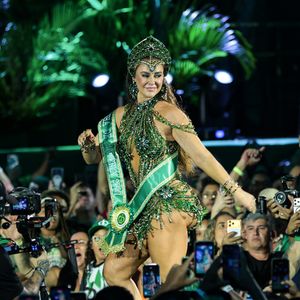 Paolla Oliveira caiu no samba na quadra da Imperatriz Leopoldinense e recebeu muitos elogios de fãs