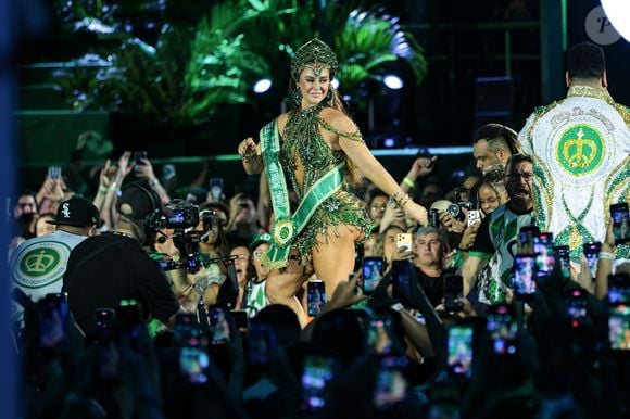 Paolla Oliveira caiu no samba na quadra da Imperatriz Leopoldinense e recebeu muitos elogios de fãs