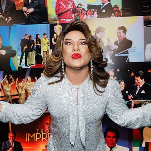 Tiago Barnabé que ganhou notoriedade nacional por imitar a socialite Narcisa Tamborindeguy no programa Eliana, do SBT também esteve presente no Troféu Imprensa 2025 com um look de paetê prateado