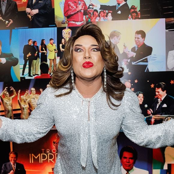 Tiago Barnabé que ganhou notoriedade nacional por imitar a socialite Narcisa Tamborindeguy no programa Eliana, do SBT também esteve presente no Troféu Imprensa 2025 com um look de paetê prateado