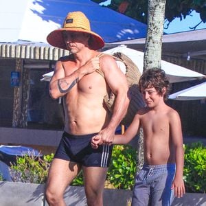 Alexandre Nero com o filho Noa, de 10 anos