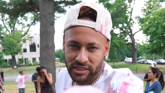 Durante o vídeo, Neymar brinca sobre o fato de ser pai de 4 meninas, dizendo que 'vai endoidar'