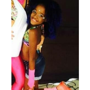 Criada literalmente no chão da escola, Lorena Raissa cresceu cercada pelo samba e pela comunidade