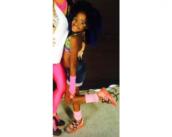 Criada literalmente no chão da escola, Lorena Raissa cresceu cercada pelo samba e pela comunidade