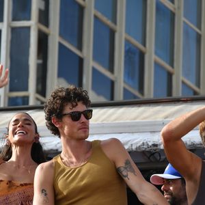 Bruna Marquezine parecia empolgadíssima ao lado de Shawn Mendes no trio de Ivete Sangalo