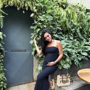 Grávida, Bruna Biancardi aposta em diversas opções de vestido, como esse tomara que caia preto.