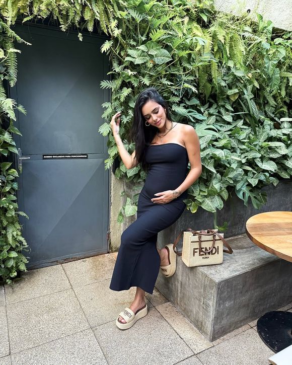 Grávida, Bruna Biancardi aposta em diversas opções de vestido, como esse tomara que caia preto.