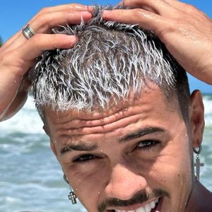 O cantor relembrou que, antes de alcançar projeção nacional, a artista integrou sua banda como backing vocal, período em que os dois dividiram palcos e chegaram a participar juntos de atrações de televisão, inclusive em programas da Globo.