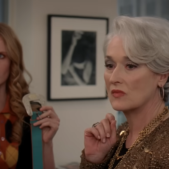 Se existe uma cena clássica em 'O Diabo Veste Prada', é o famoso discurso em que Miranda, interpretada por Meryl Streep, explica para Andy (Anne Hathaway) o verdadeiro significado do suéter azul cerúleo