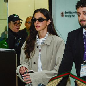 Bruna Marquezine circulou no aeroporto com uma bolsa da Gucci