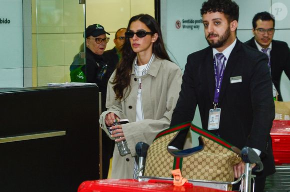 Bruna Marquezine circulou no aeroporto com uma bolsa da Gucci