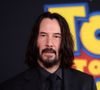 Reservado, Keanu Reeves mantém vínculos antigos, mas já declarou se considerar uma pessoa solitária, especialmente após perdas profundas como a do amigo da juventude, River Phoenix, em 1993