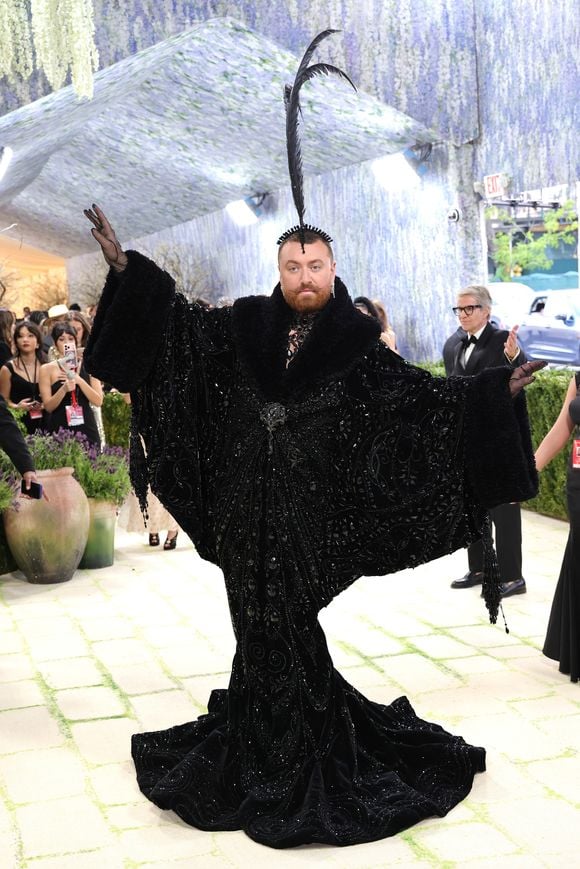 Malévola ou pavão misterioso? Sam Smith encarnou a opulência de um pretinho nada básico ao surgir na escadaria do Met Gala 2026 com um look dramático que interpretou o tema 'Costume Art'
