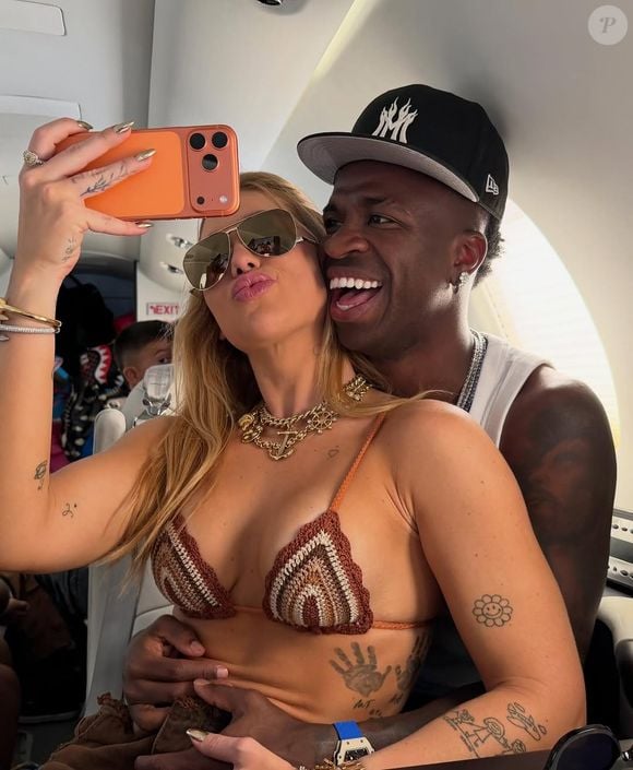 Virgínia e Vini Jr. se reencontram após semanas afastados; jogador escreveu declaração apaixonada em presente entregue à influenciadora